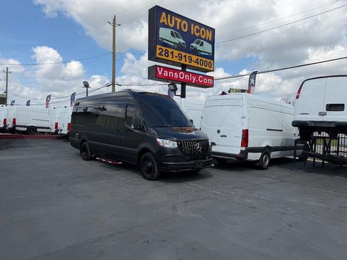 Used 2022 Mercedes-Benz Sprinter 4500 w/ Parking Package image 30