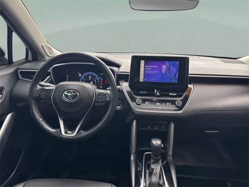 Used 2023 Toyota Corolla Cross XLE image 32