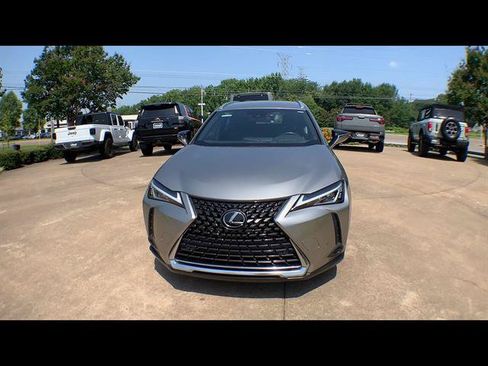 Certified 2022 Lexus UX 200 w/ Accessory Package (Z2) FWD image 3
