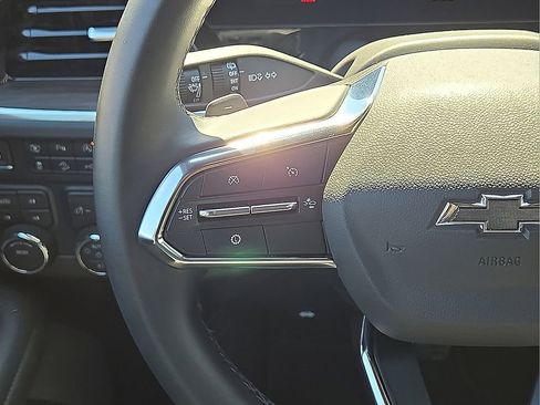 Used 2025 Chevrolet Suburban Z71 image 21