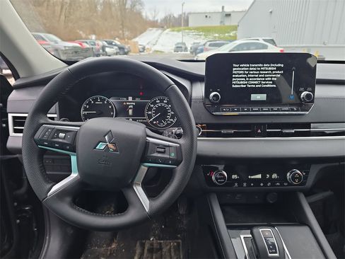 Used 2024 Mitsubishi Outlander SE image 12