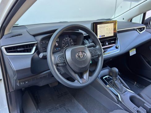 Used 2025 Toyota Corolla LE FWD image 12