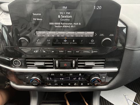 Used 2024 Nissan Pathfinder SL w/ SL Premium Package FWD image 4