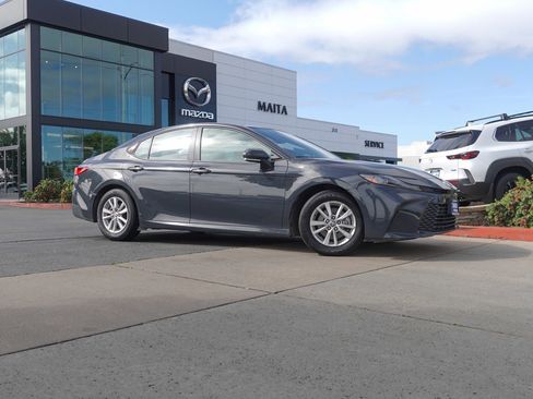 Used 2025 Toyota Camry LE image 4