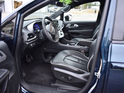 Used 2025 Chrysler Pacifica Limited image 12