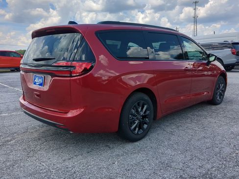 New 2025 Chrysler Pacifica Select w/ Fav Edition Package image 3