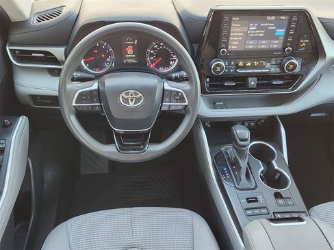Used 2020 Toyota Highlander L image 25