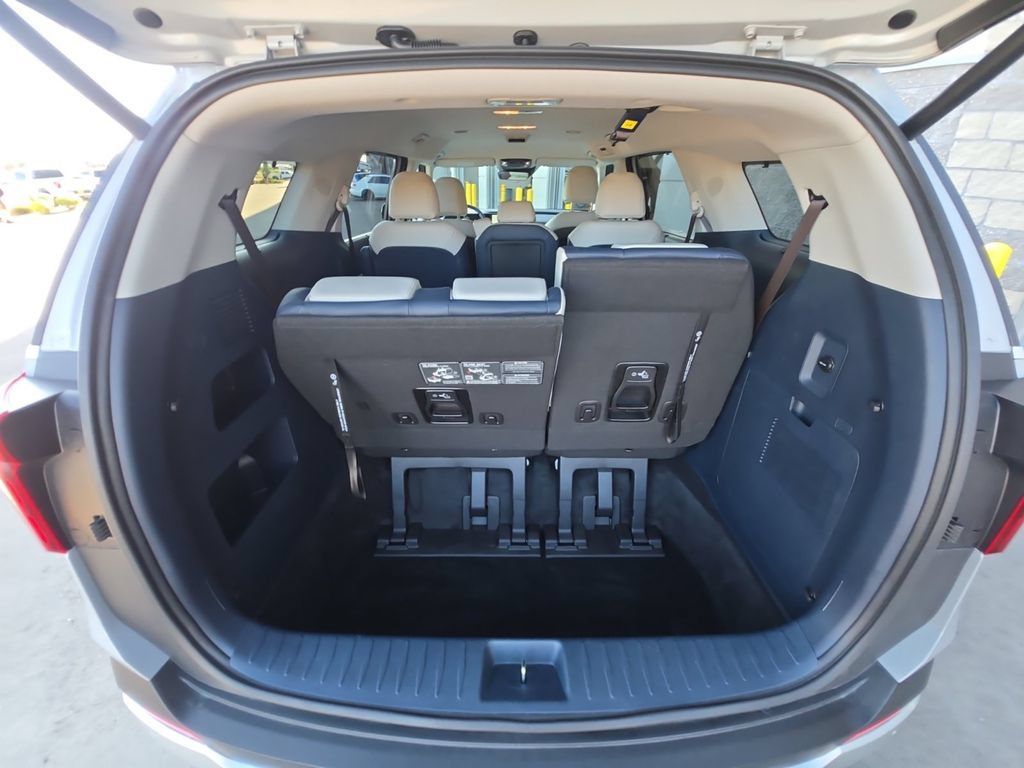 Used 2026 Kia Carnival EX FWD image 29