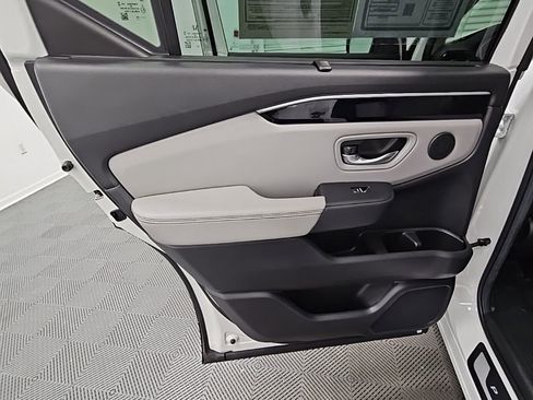 Used 2025 Honda Pilot EX-L image 32