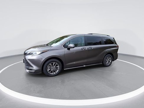 Used 2023 Toyota Sienna XLE image 5