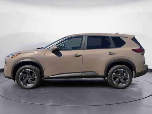 Used 2024 Nissan Rogue SV image 2