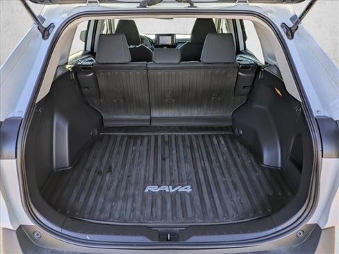 Used 2020 Toyota RAV4 LE image 6