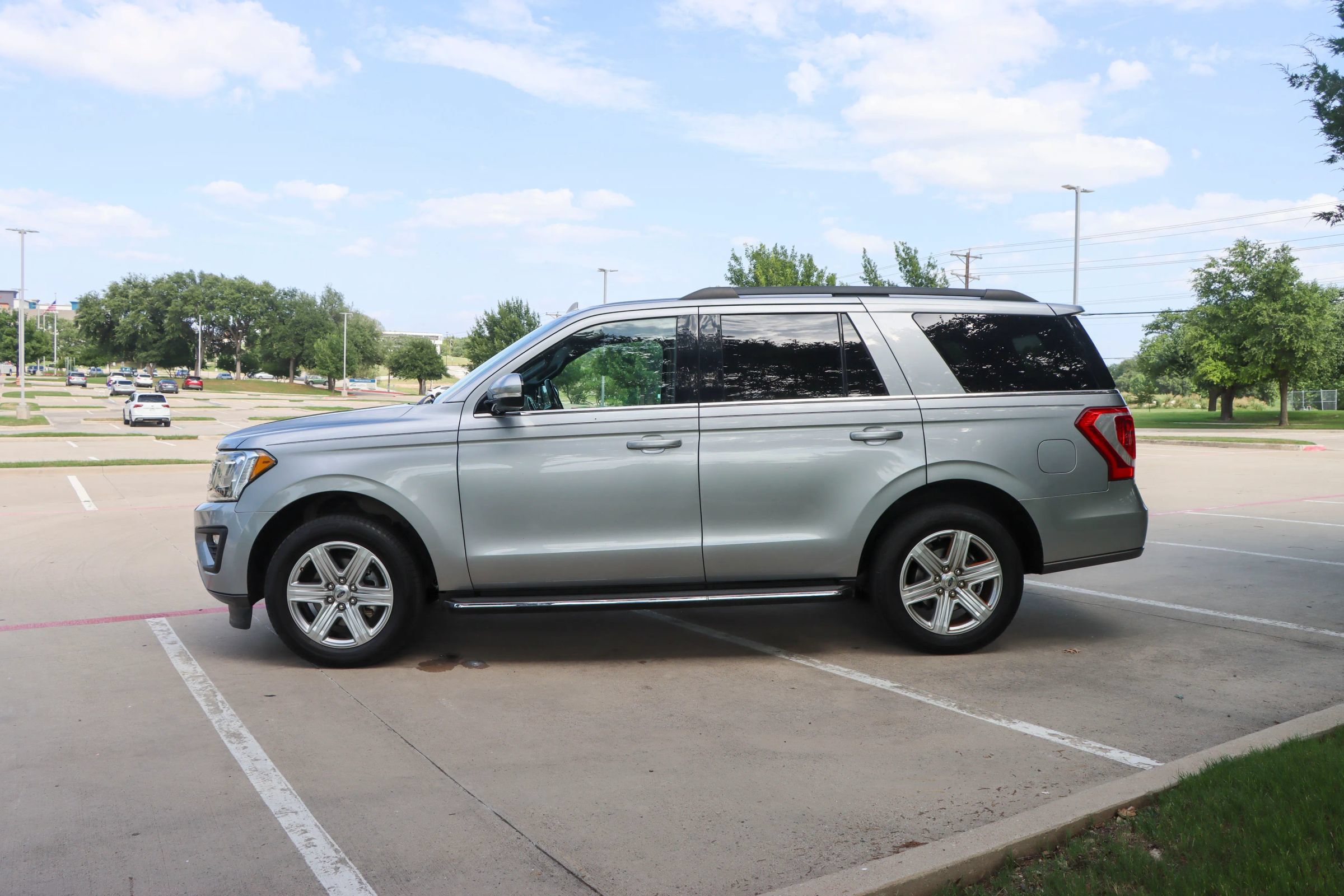 Used 2020 Ford Expedition XLT w/ Equipment Group 202A AWD/4WD image 4