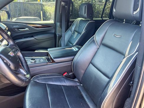 Used 2024 Cadillac Escalade ESV Premium Luxury AWD/4WD image 7