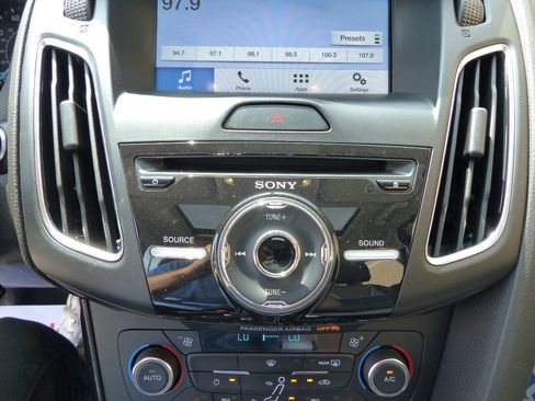 Used 2017 Ford Focus Titanium FWD image 34