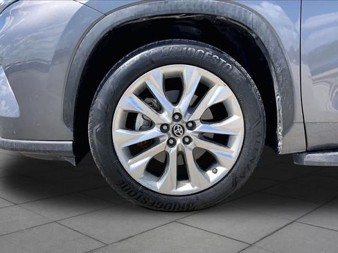 Used 2021 Toyota Highlander Limited FWD image 11