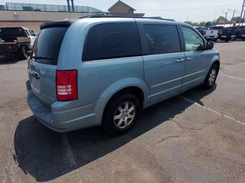 Used 2009 Chrysler Town & Country Touring FWD image 8
