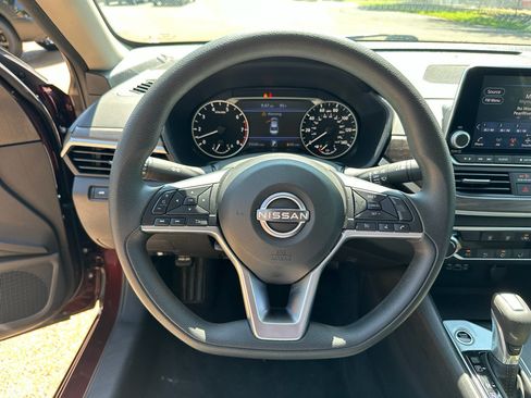 Used 2025 Nissan Altima 2.5 SV FWD image 17