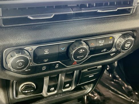 Used 2025 Jeep Wrangler Sport AWD/4WD image 15