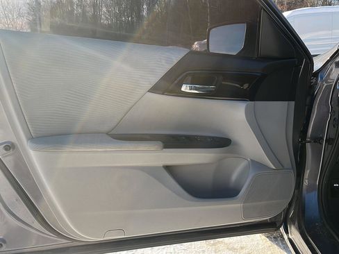 Used 2017 Honda Accord LX image 7