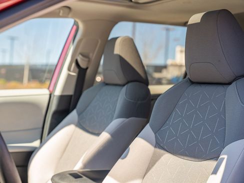 Used 2021 Toyota RAV4 XLE w/ Convenience Package image 19