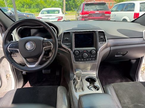 Used 2018 Jeep Grand Cherokee Altitude AWD/4WD image 12