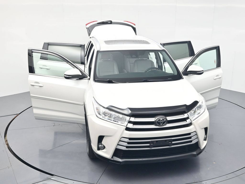Used 2017 Toyota Highlander XLE AWD/4WD image 52