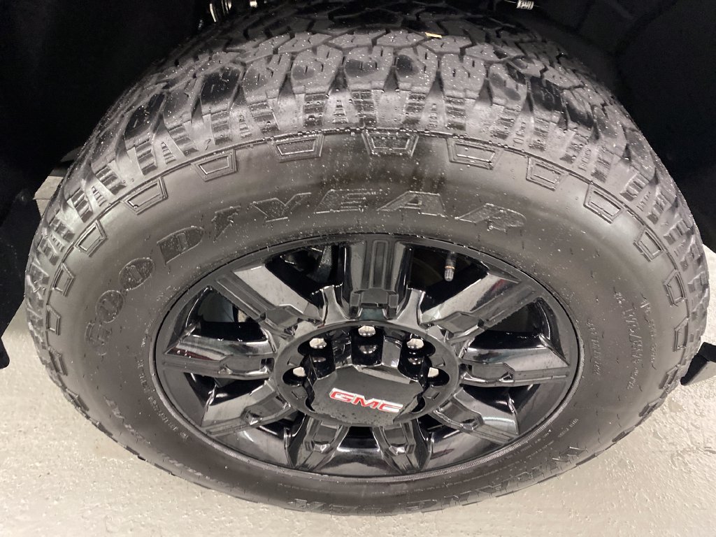Used 2026 GMC Sierra 2500 AT4 AWD/4WD image 4