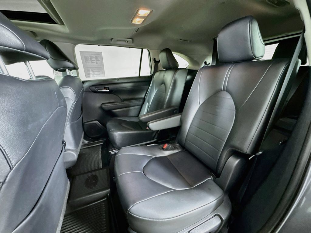 Used 2025 Toyota Highlander XLE AWD/4WD image 23