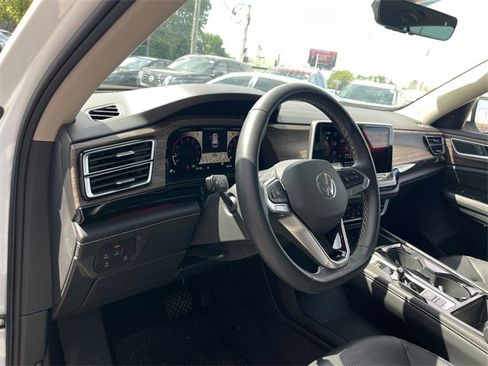 Used 2024 Volkswagen Atlas SEL image 8