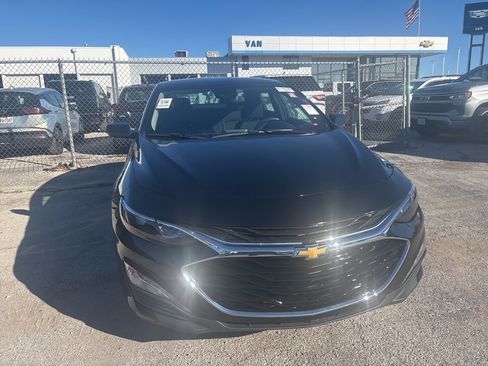 Used 2025 Chevrolet Malibu LT image 3