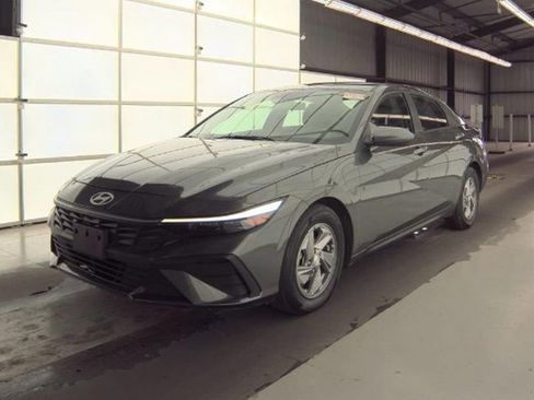 Used 2025 Hyundai Elantra SE image 1