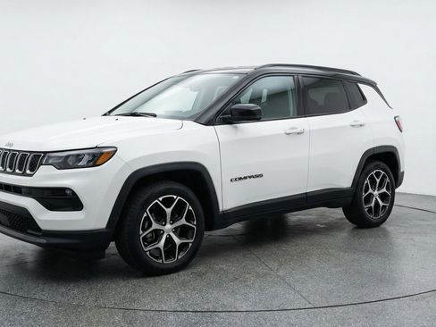 Used 2025 Jeep Compass Limited image 3
