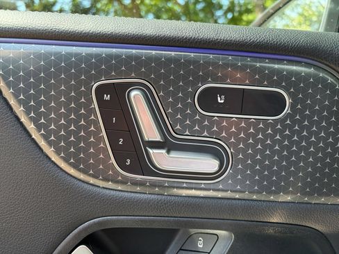 Used 2025 Mercedes-Benz GLB 250 image 23