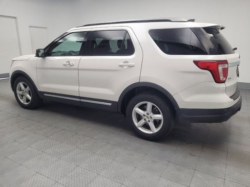 Used 2018 Ford Explorer XLT FWD image 2