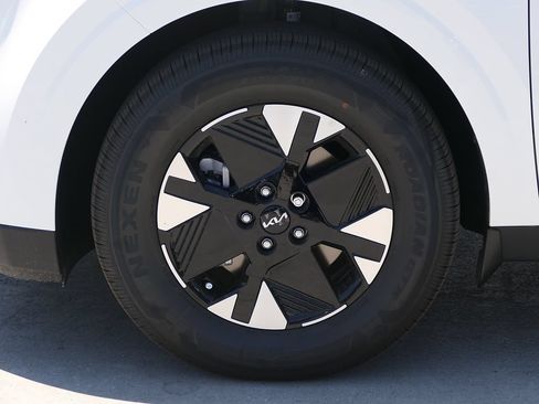 New 2026 Kia Carnival LXS FWD image 7
