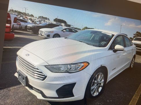 Used 2019 Ford Fusion SE image 12