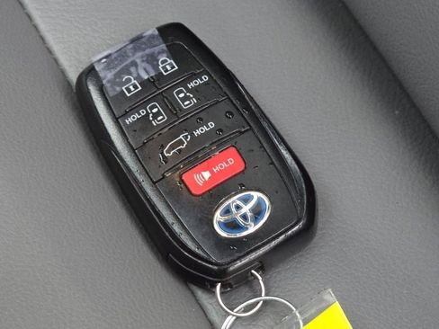 Used 2022 Toyota Sienna XLE image 39