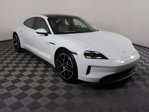 Used 2025 Porsche Taycan image 8