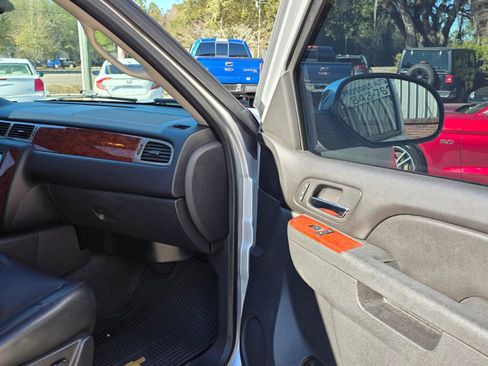 Used 2013 Chevrolet Avalanche LTZ image 14