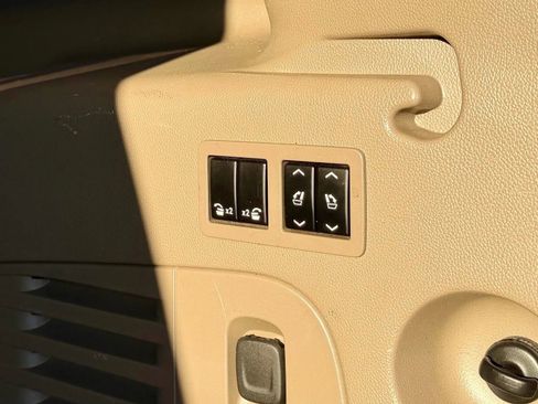 Used 2018 Chevrolet Suburban LT image 23