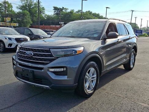 Certified 2023 Ford Explorer XLT w/ Equipment Group 202A AWD/4WD image 3
