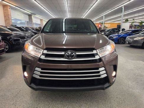 Used 2019 Toyota Highlander Plus AWD/4WD image 3