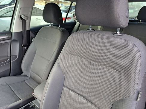 Used 2019 Volkswagen Golf S image 19