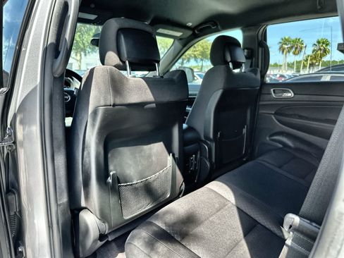Used 2018 Jeep Grand Cherokee Laredo AWD/4WD image 17