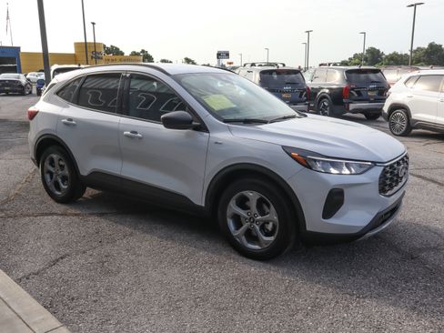 Used 2025 Ford Escape ST-Line FWD image 3
