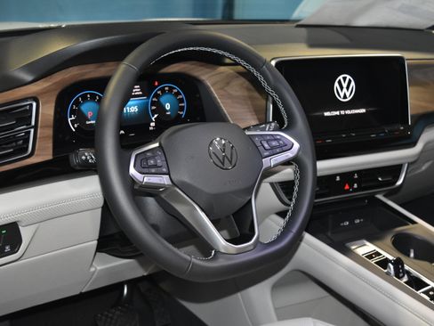 New 2026 Volkswagen Atlas SE image 2