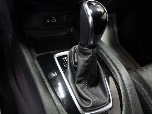 Used 2018 Nissan Rogue SV AWD/4WD image 16