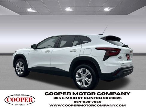 Used 2025 Chevrolet Trax LS FWD image 3