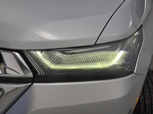 Used 2022 Chevrolet Traverse LS image 30